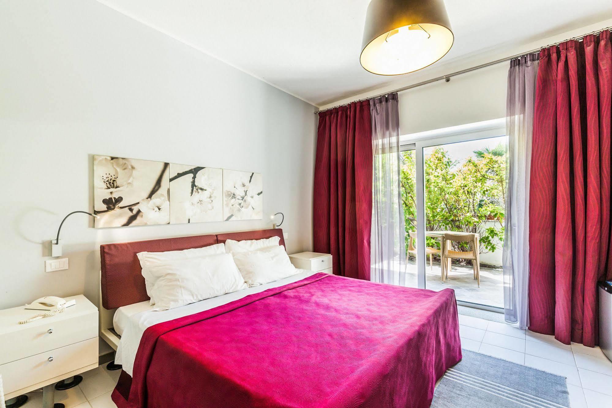 Hotel Residence Hibiscus La Caletta Exterior photo