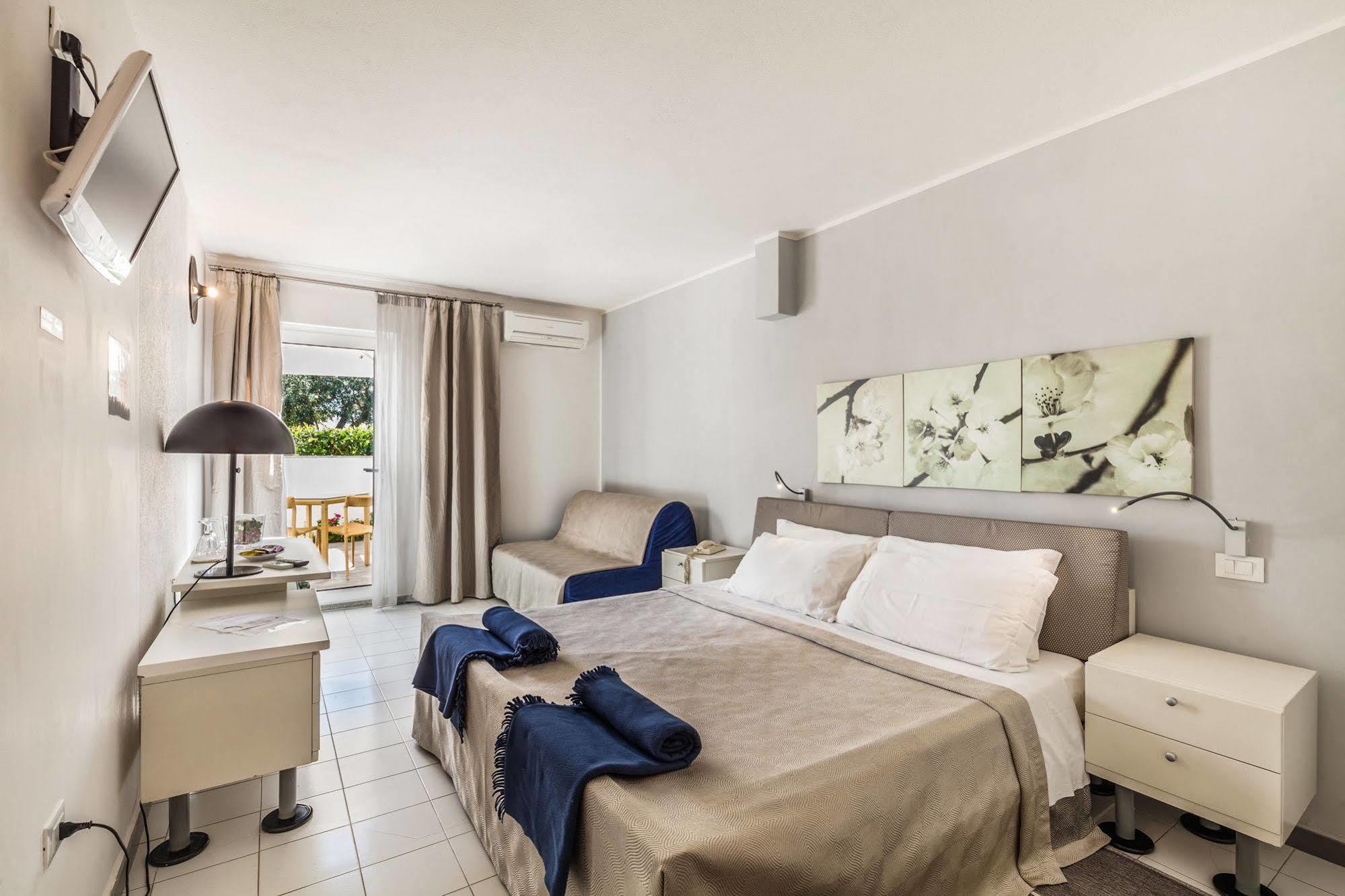 Hotel Residence Hibiscus La Caletta Exterior photo