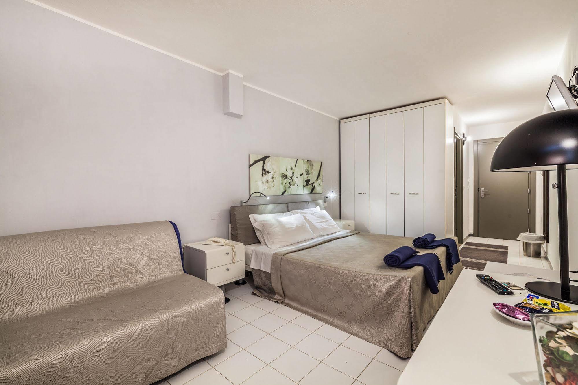 Hotel Residence Hibiscus La Caletta Exterior photo