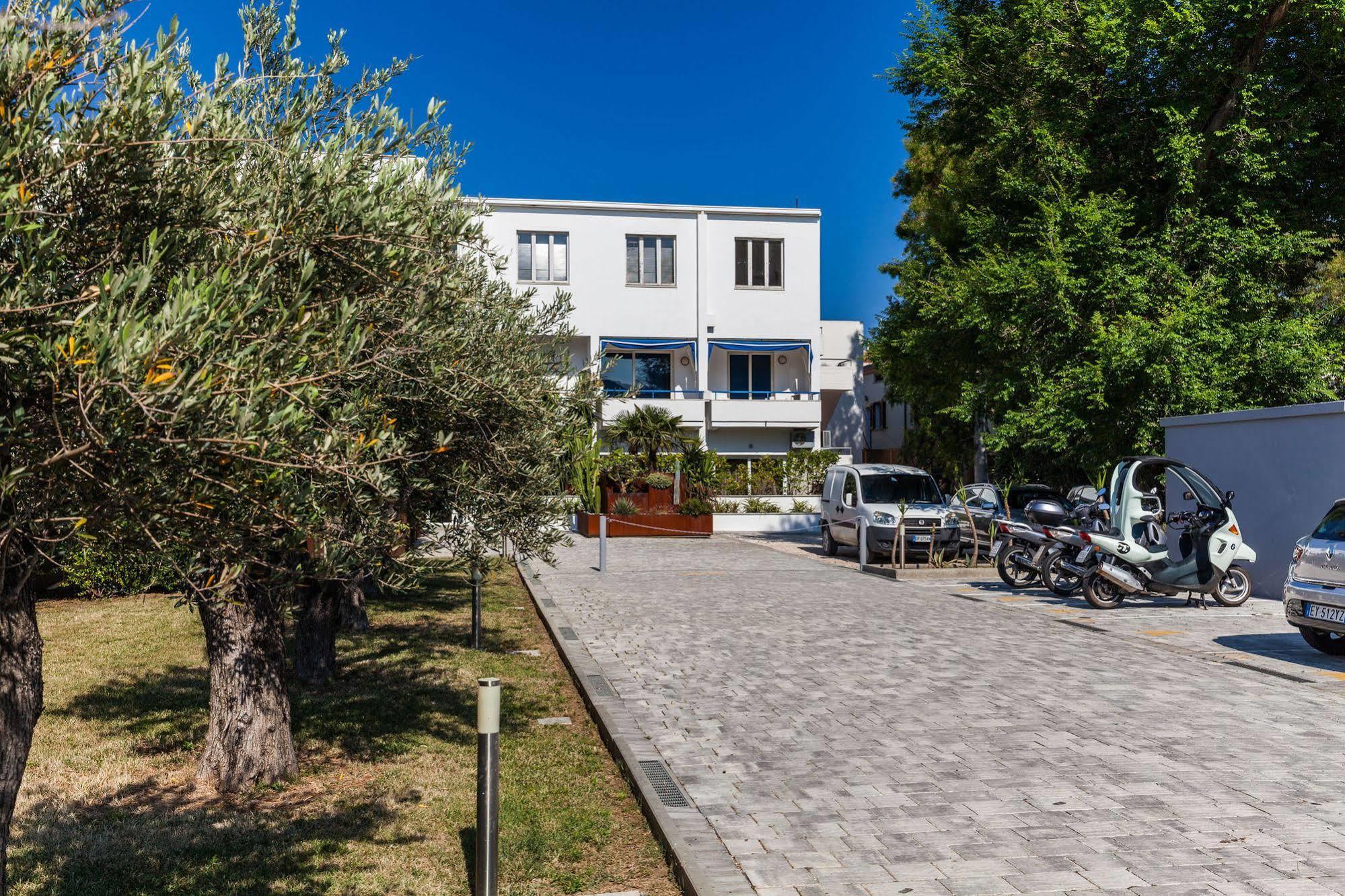 Hotel Residence Hibiscus La Caletta Exterior photo