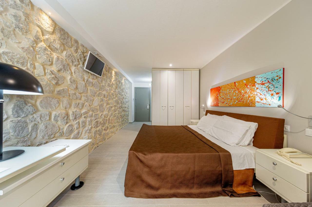 Hotel Residence Hibiscus La Caletta Exterior photo