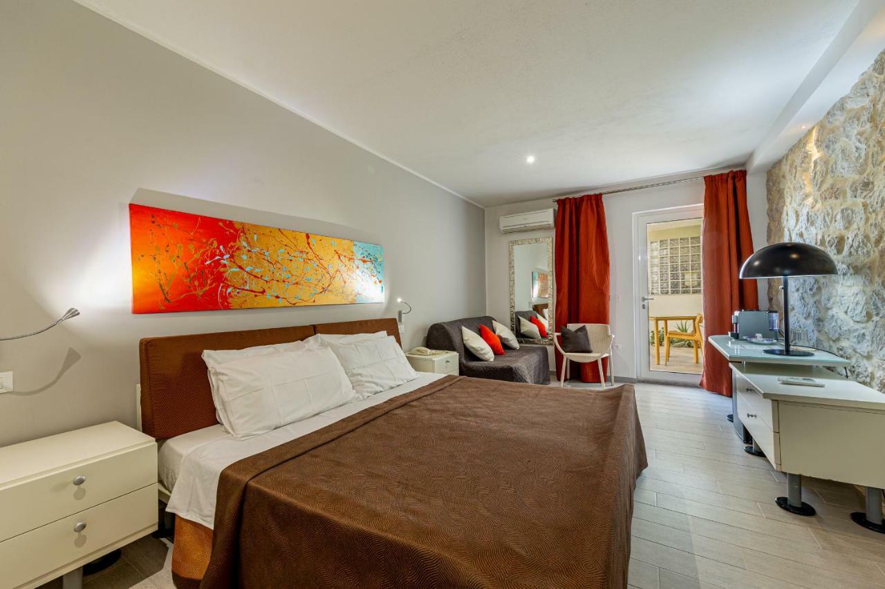 Hotel Residence Hibiscus La Caletta Exterior photo